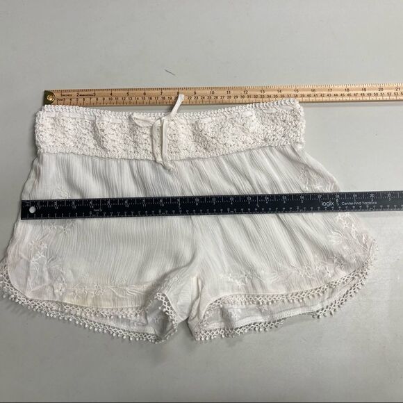 RUE 21 Women’s White Crepe Floral Crochet Shorts Size Small - Picture 9 of 11